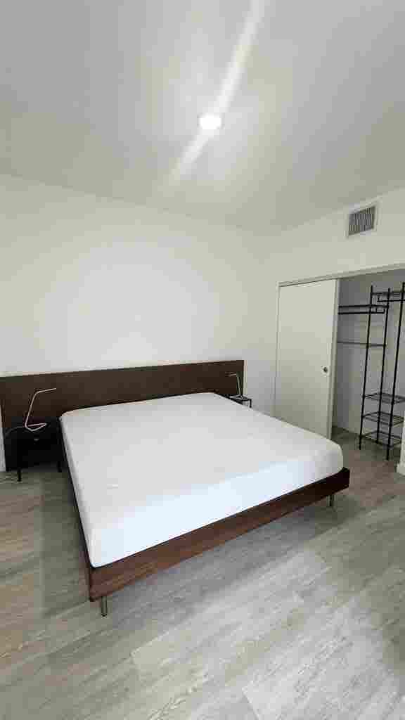 FURNISHED ROOM W/ PRIVATE BATHROOM