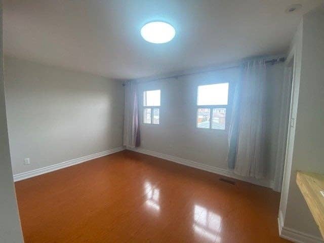 Spacious bath for rent !