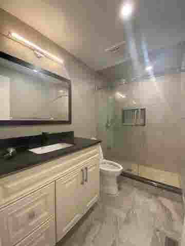 Spacious  bath for rent !