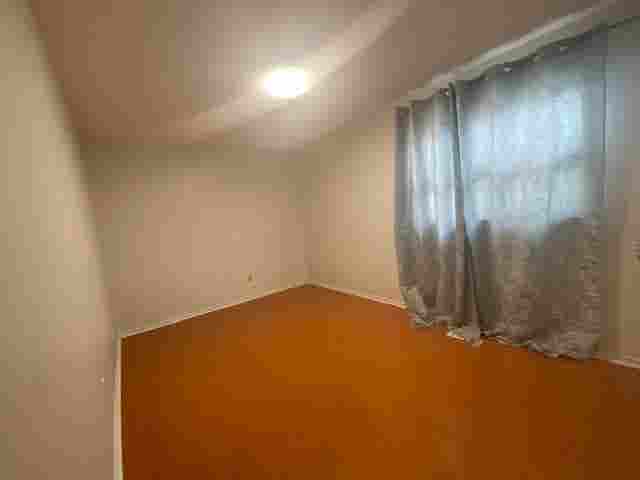Spacious  bath for rent !