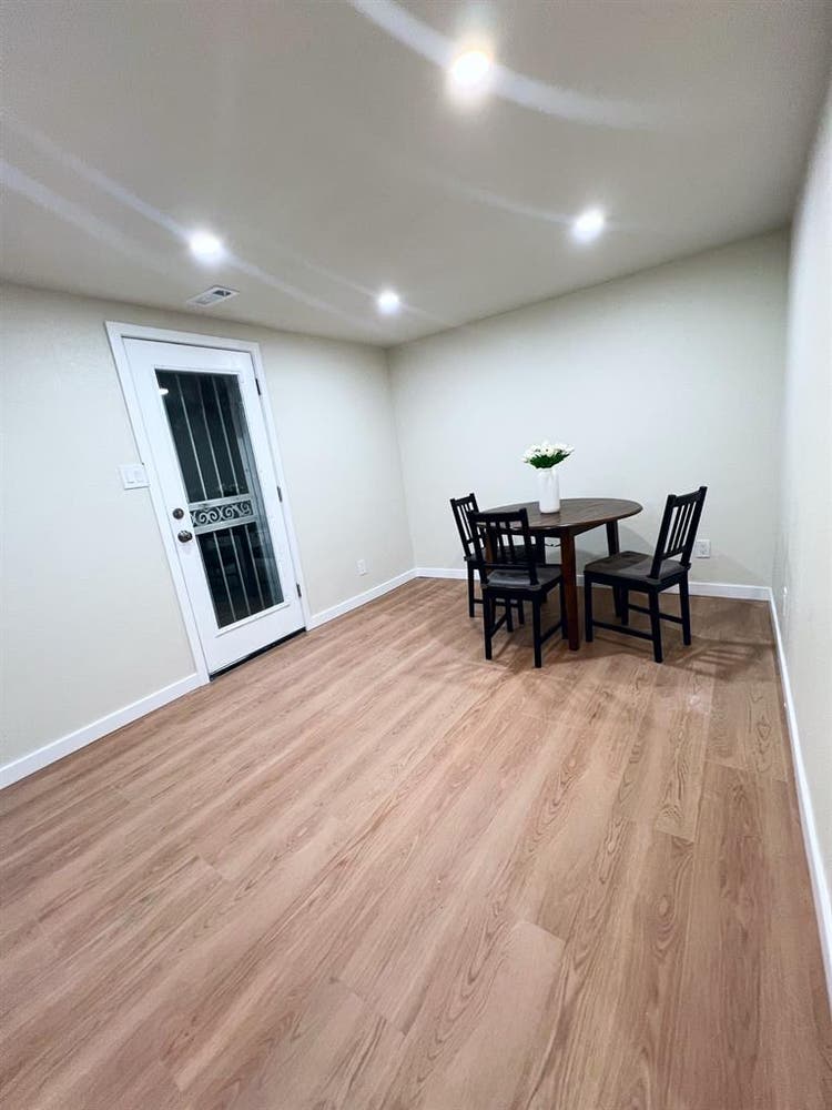 Convenient
newly remodeled oasis!