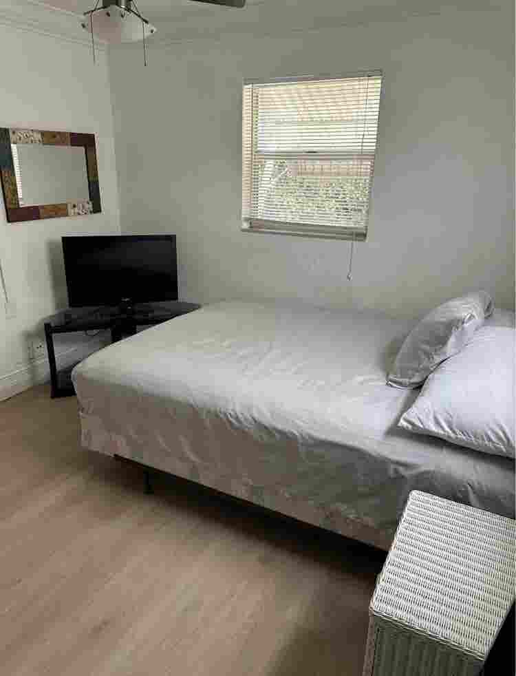 Quite and cozy bedroom for rent