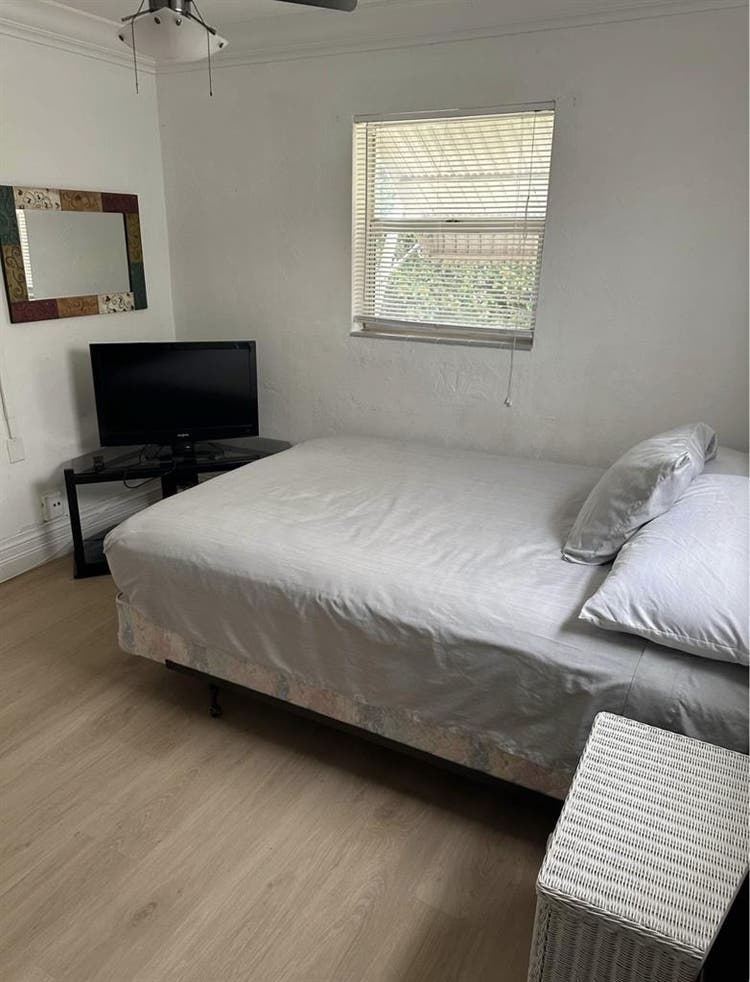 Quite and cozy bedroom for rent