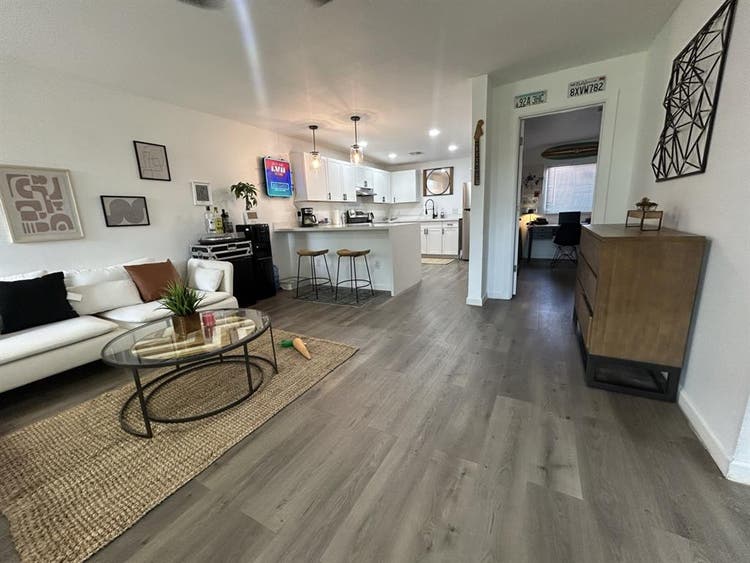roommate wanted /se busca roomie