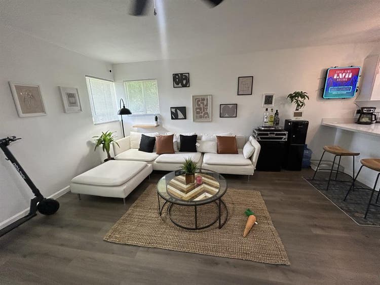 roommate wanted /se busca roomie
