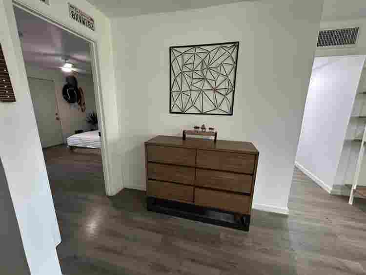 roommate wanted /se busca roomie