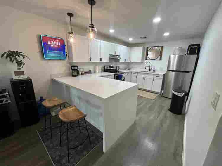 roommate wanted /se busca roomie