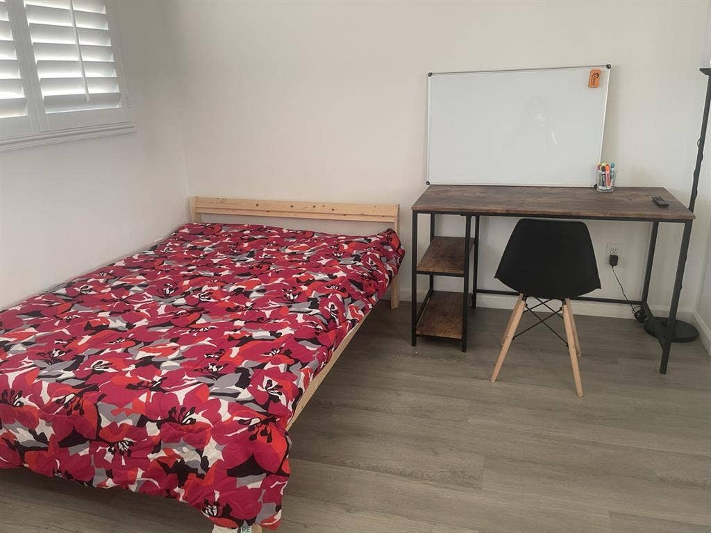 Room for rent in Reseda