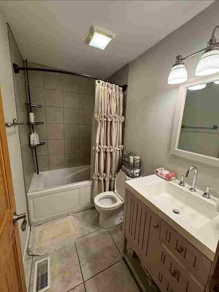 🏡 Room for Rent – Schaumburg, IL