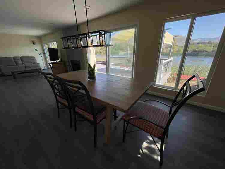 Room in SLO Lake house with jacuzzi