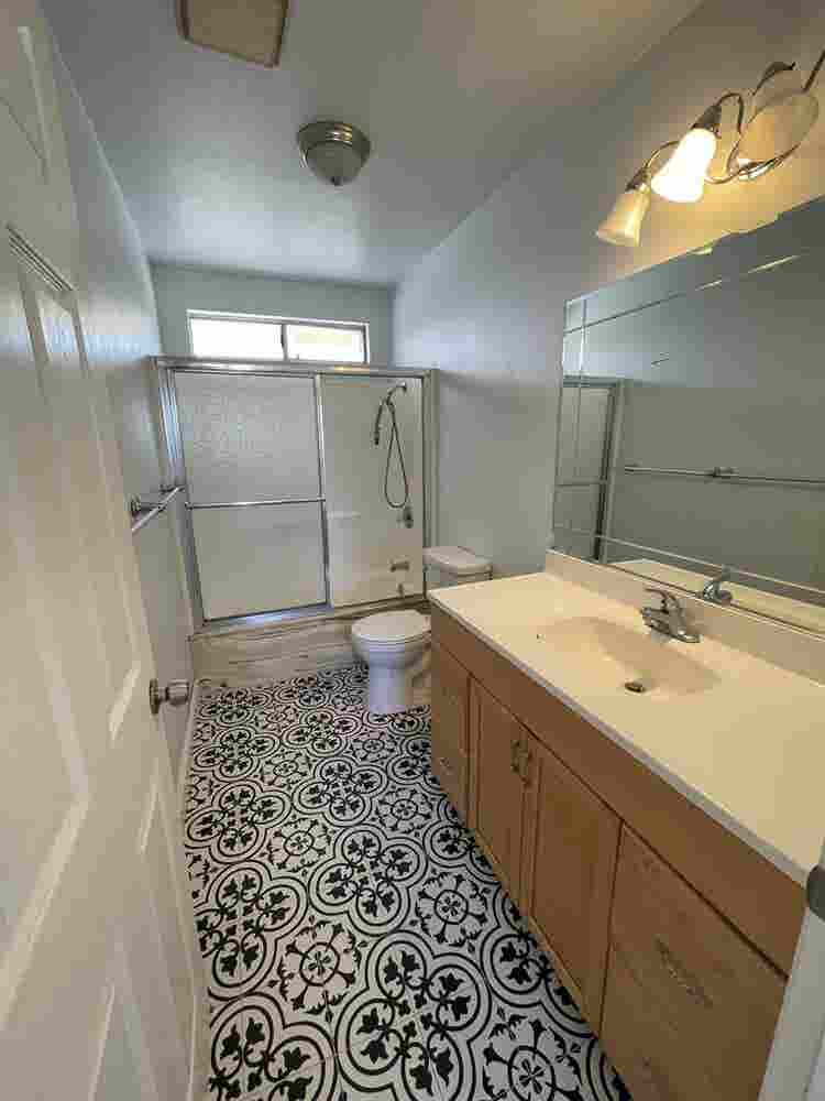 Room in SLO Lake house with jacuzzi