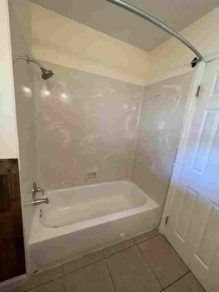 Room in SLO Lake house with jacuzzi
