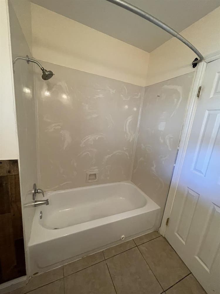 Room in SLO Lake house with jacuzzi