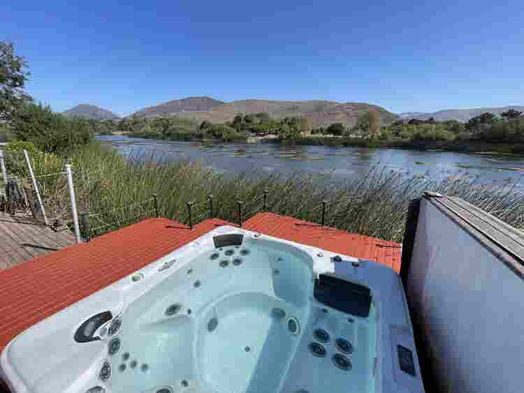 Room in SLO Lake house with jacuzzi