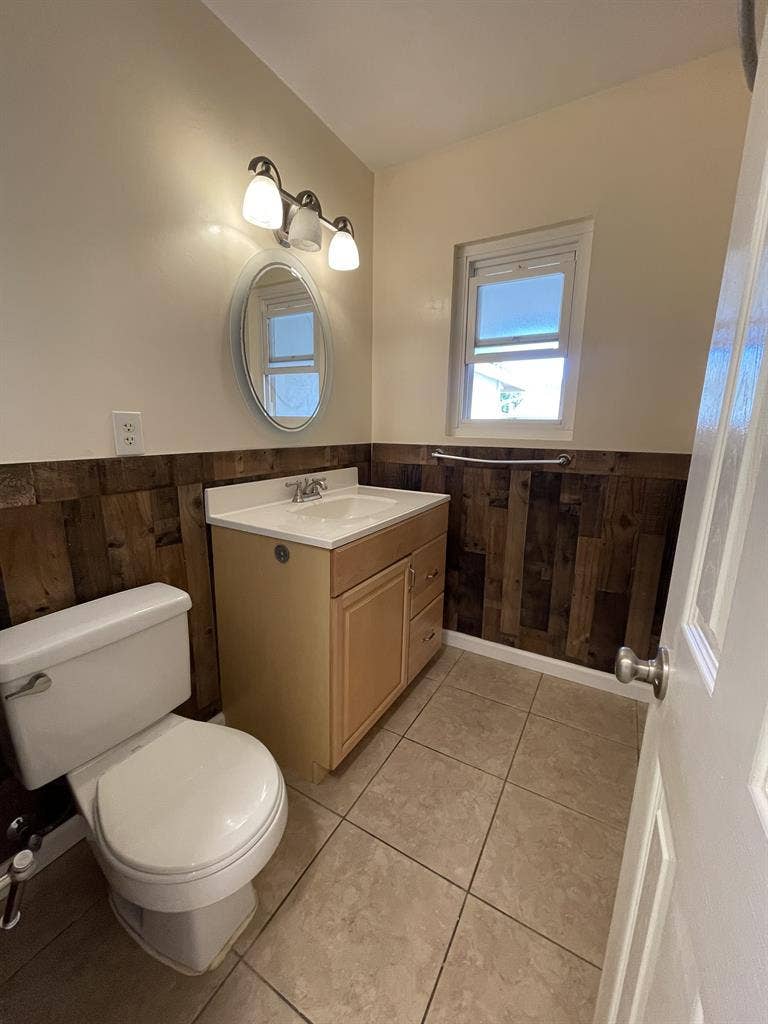 Room in SLO Lake house with jacuzzi