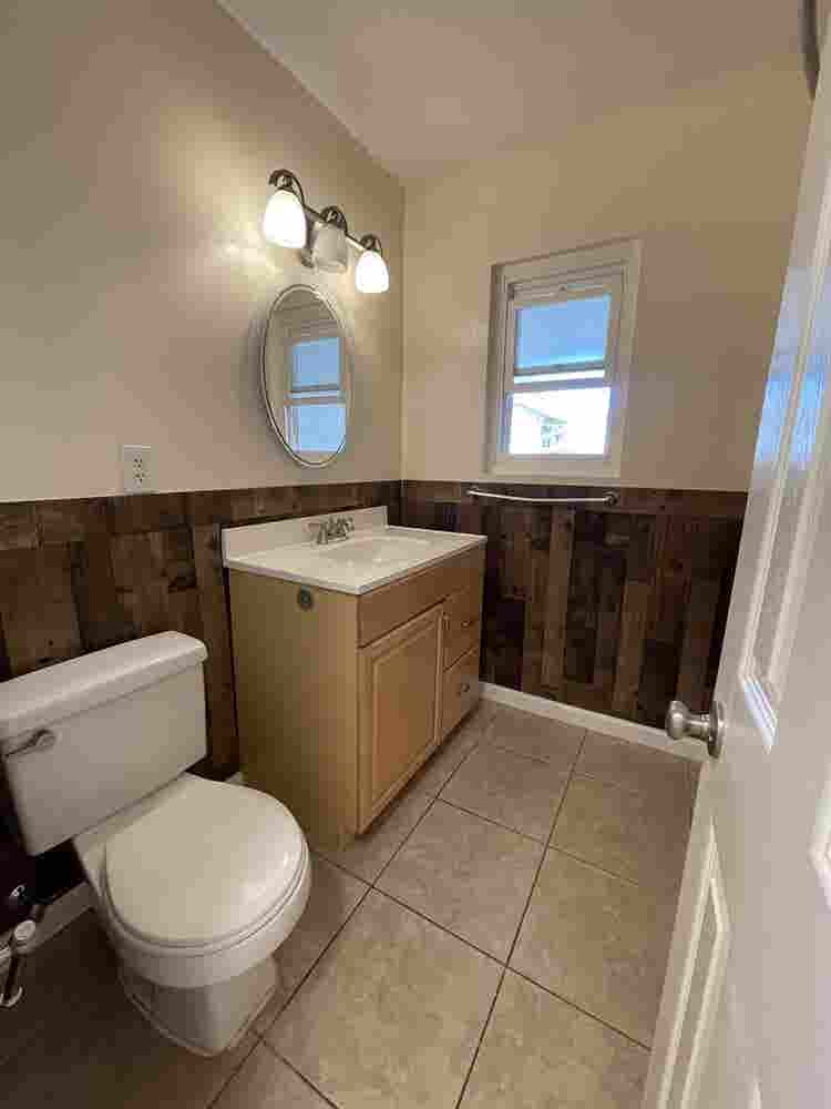 Room in SLO Lake house with jacuzzi