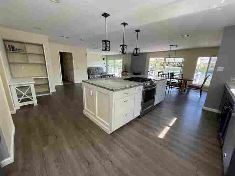 Room in SLO Lake house with jacuzzi