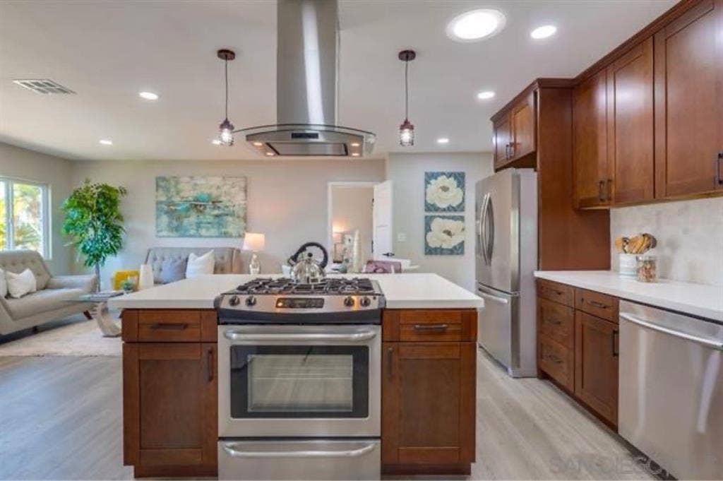 Room for Rent - Available Nov