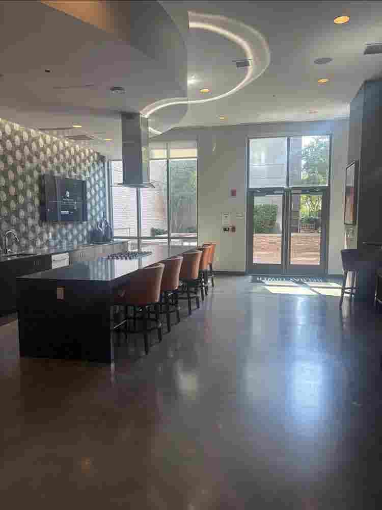 Takeover lease in Del Ray!