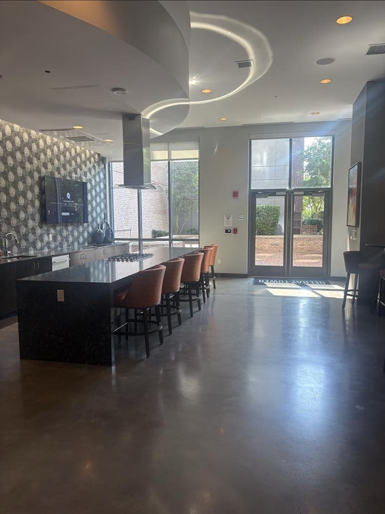 Takeover lease in Del Ray!
