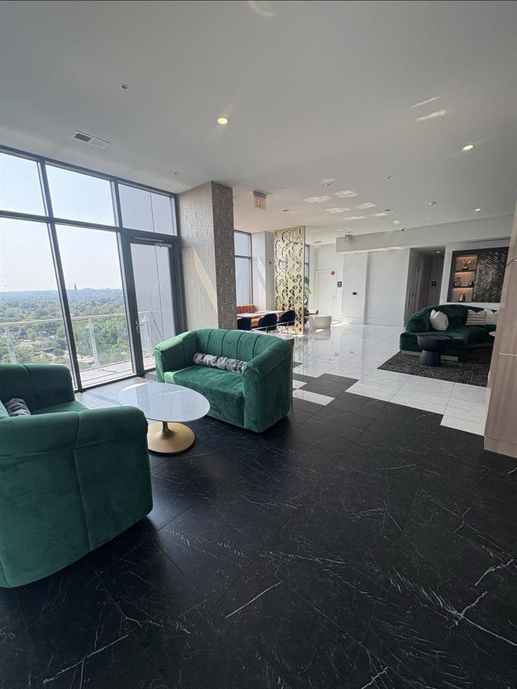 Takeover lease in Del Ray!