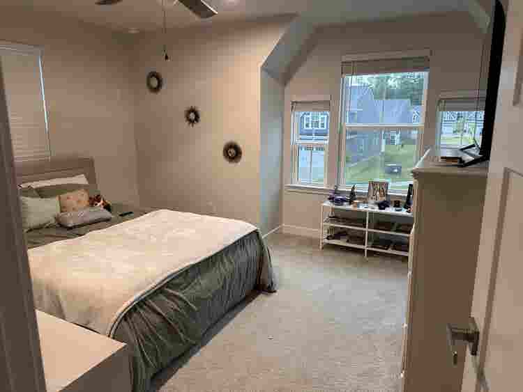 LOOKING FOR A ROOMIE