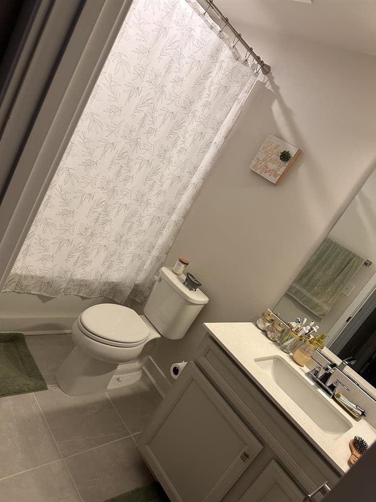 LOOKING FOR A ROOMIE