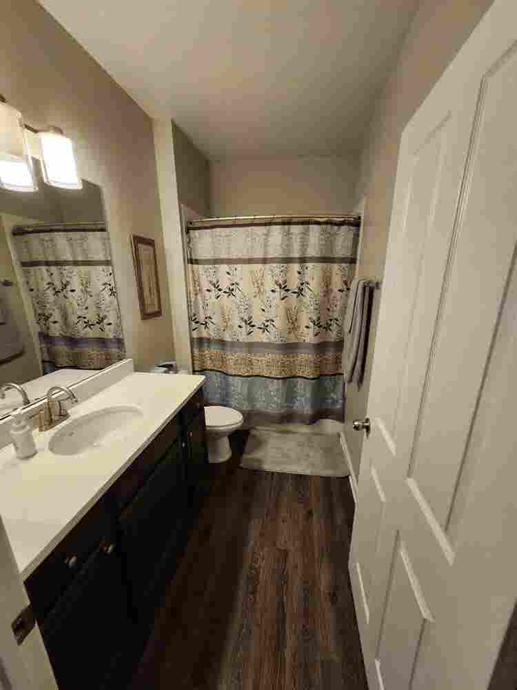 bath apartment home to share