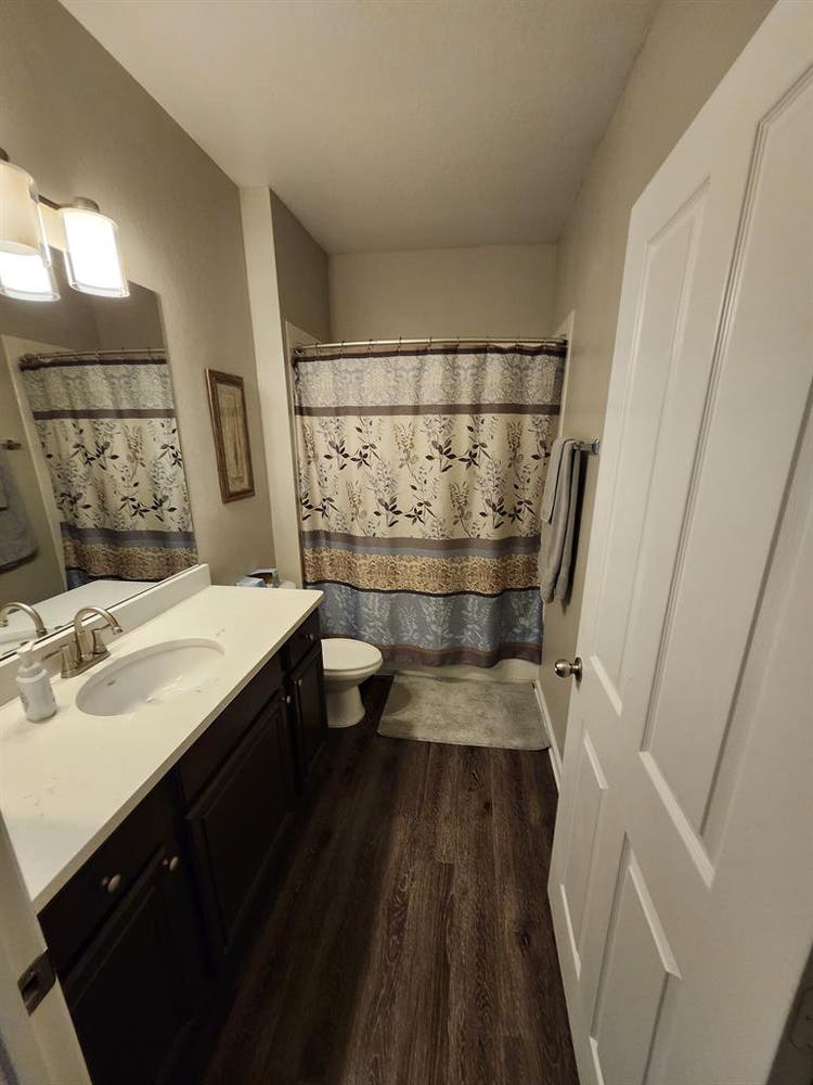 bath apartment home to share