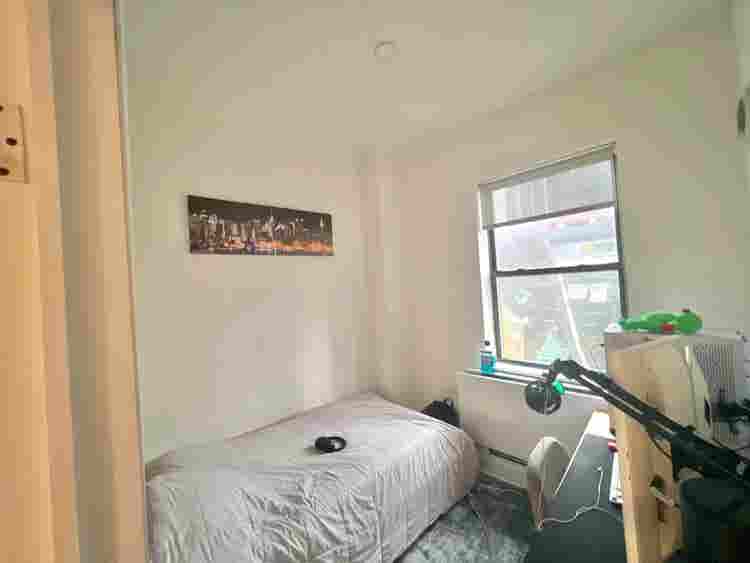 ✨ Room Available in Midtown South ✨