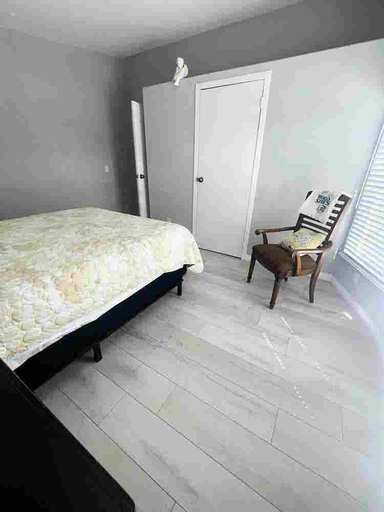 SENIOR   Roommates Wanted