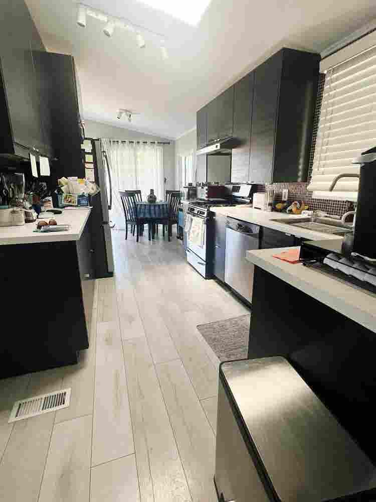 SENIOR   Roommates Wanted