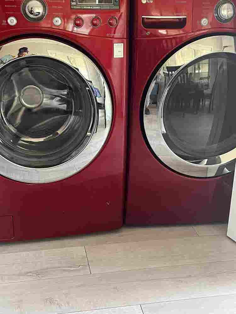 SENIOR   Roommates Wanted