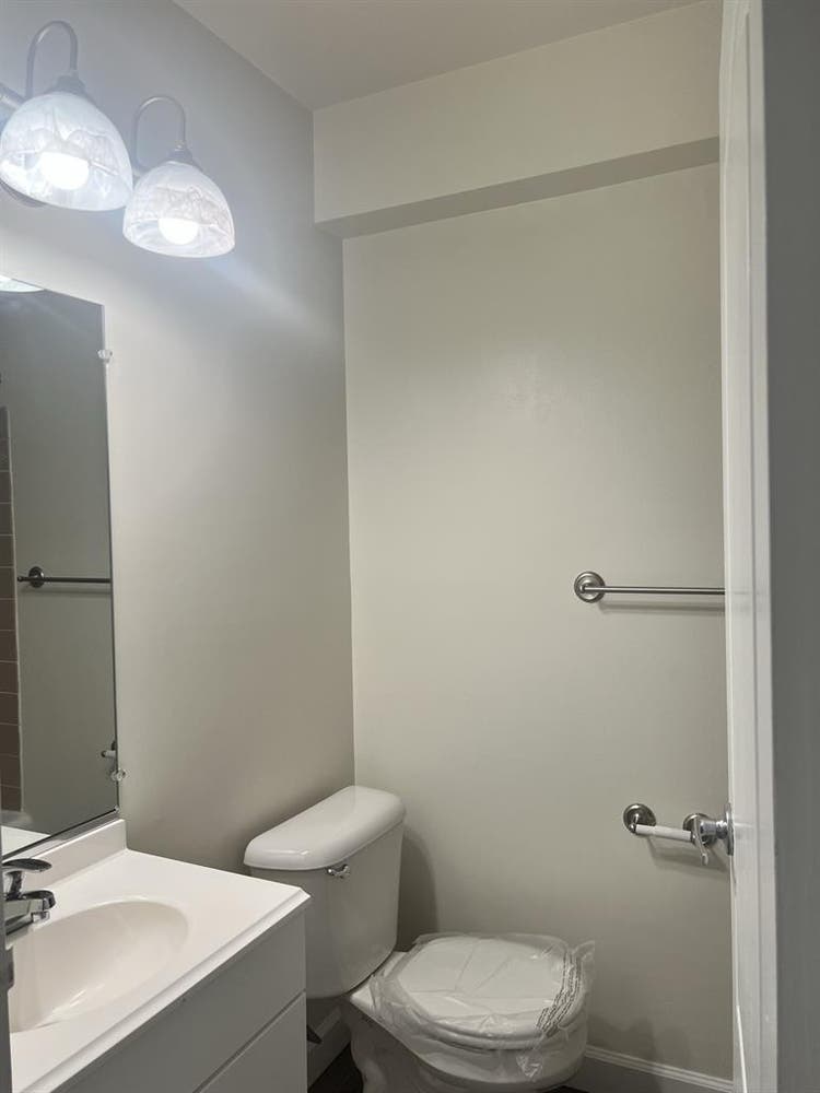 Looking for a Female Roommate