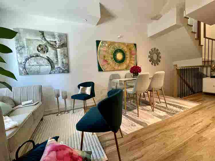 Female Roommate to Share Apt