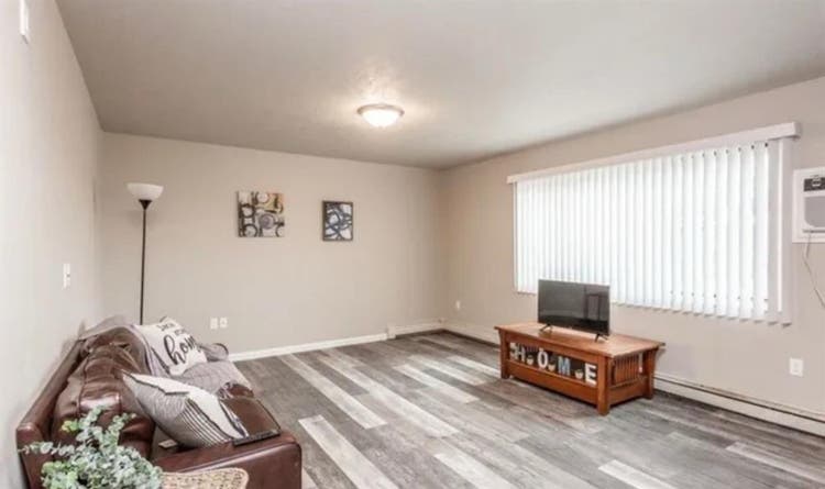 LOOKING FOR A ROOMMATE!