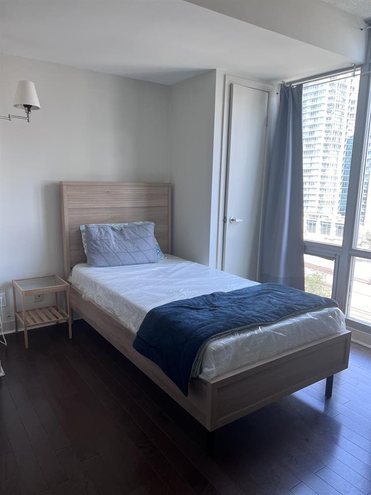 Private room near CN tower- 1 oct