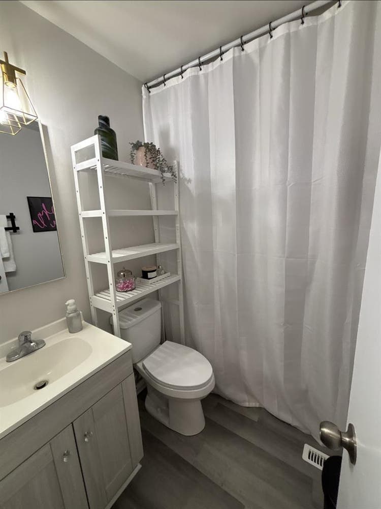 Full furnished room on bus route