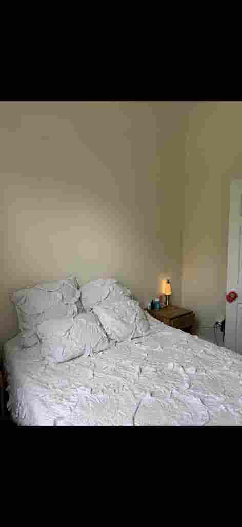 Looking for girl 2 takeover my room