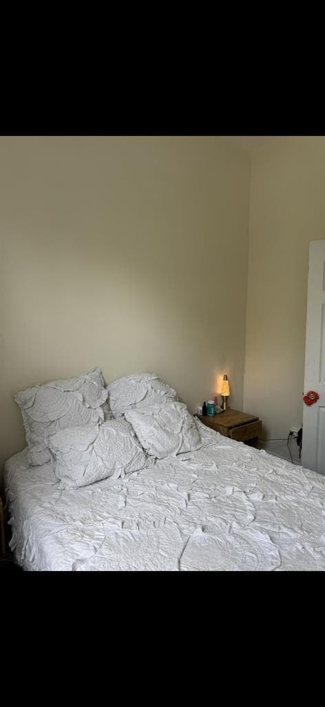 Looking for girl 2 takeover my room