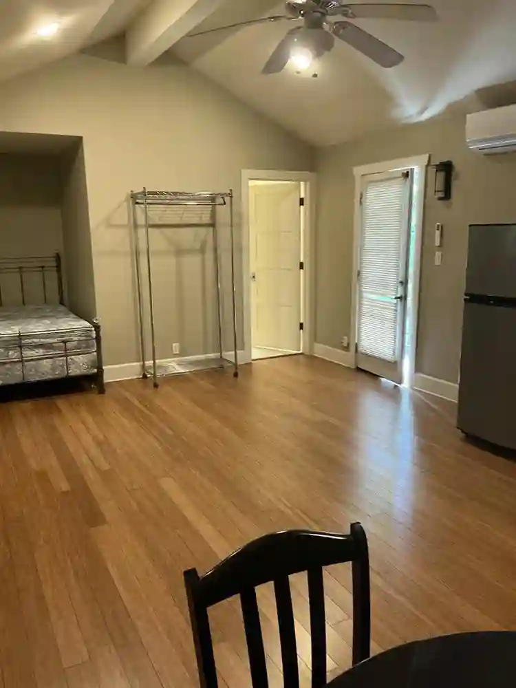 Cute garage studio -close to campus