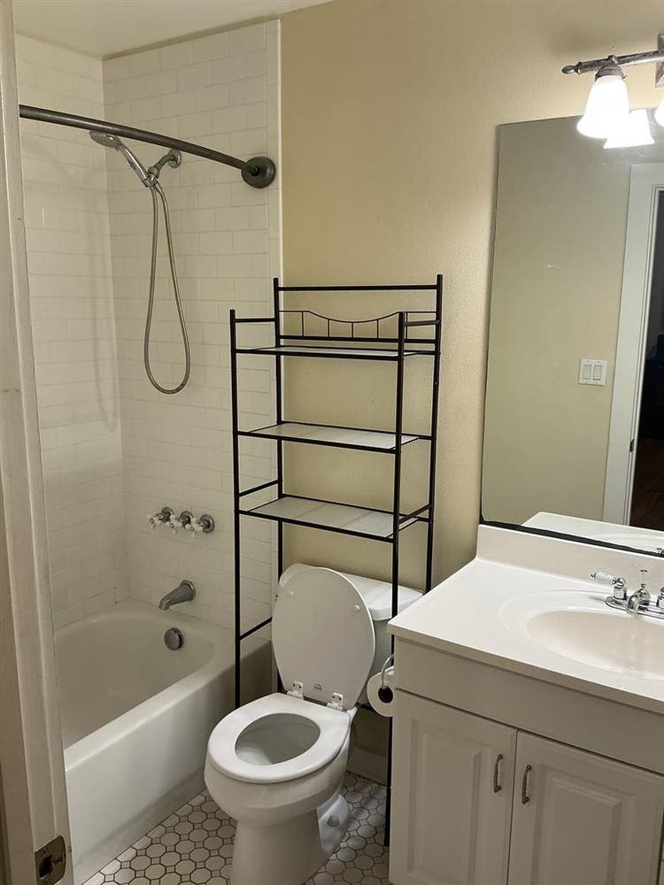 Cute garage studio -close to campus