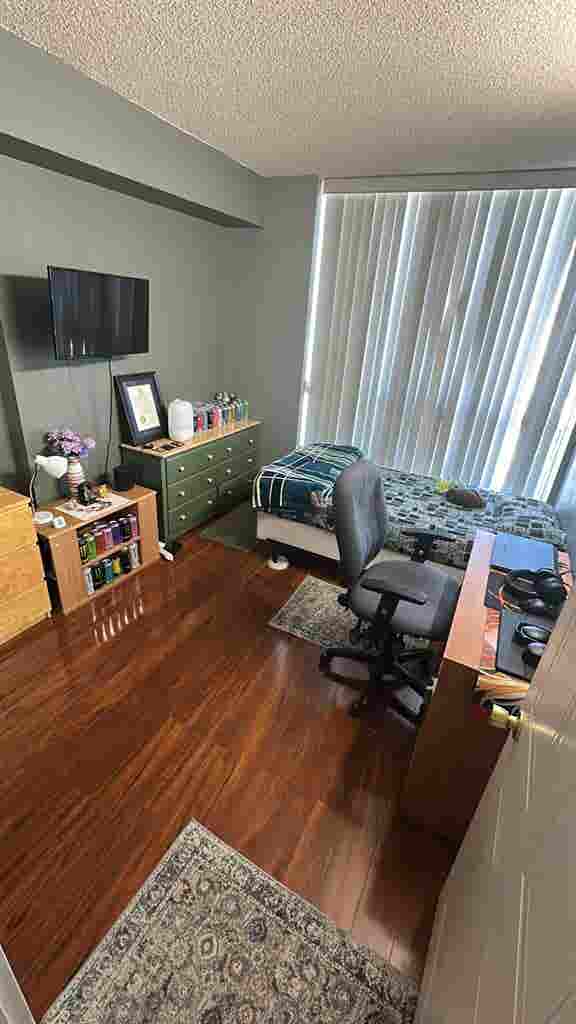 Private room in Condo near STC