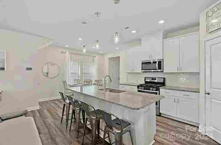 5 BR in Huntersville