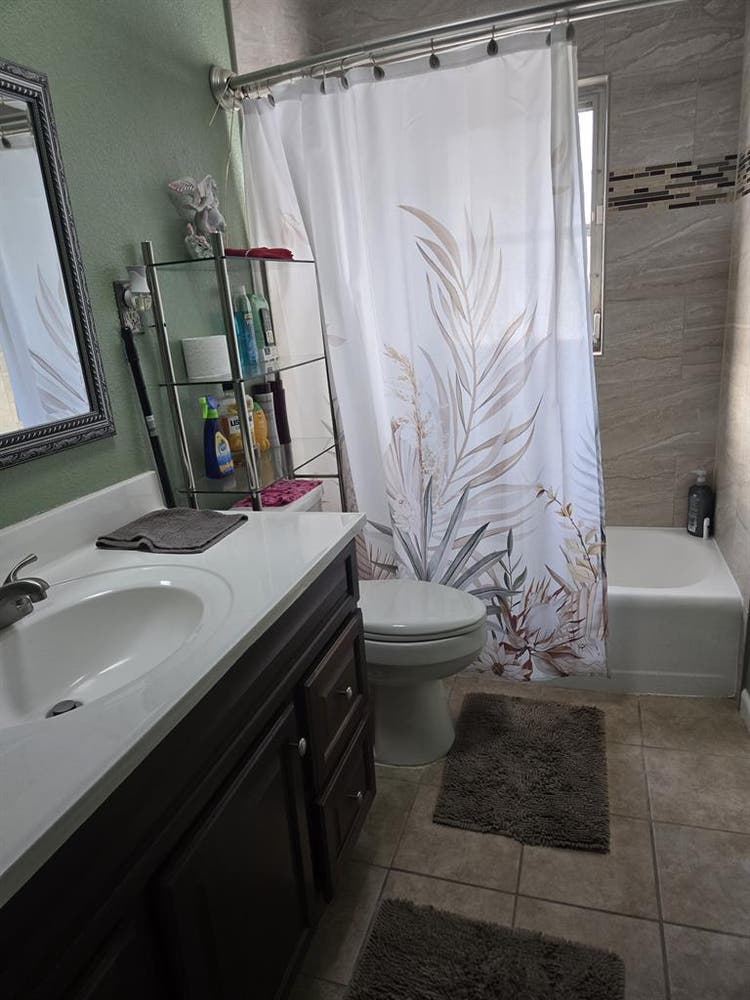 Single family home private bedroom!