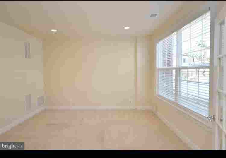 Chill, clean roommate needed