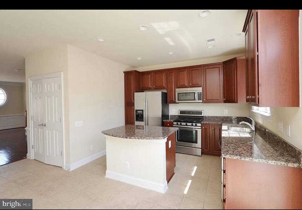 Chill, clean roommate needed