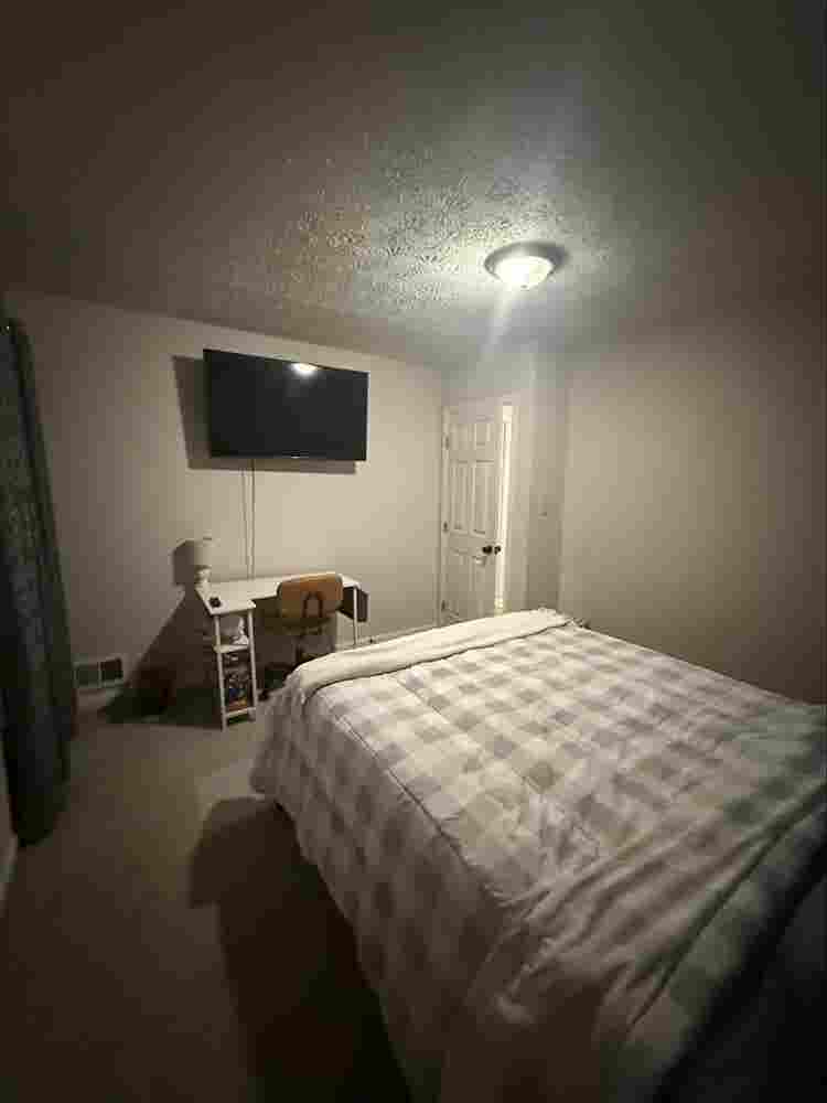 Spacious home with rooms for rent
