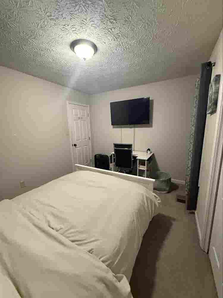 Spacious home with rooms for rent