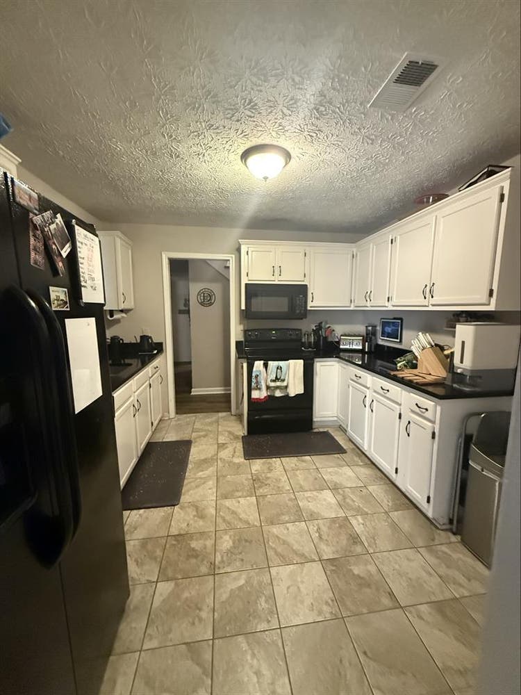 Spacious home with rooms for rent